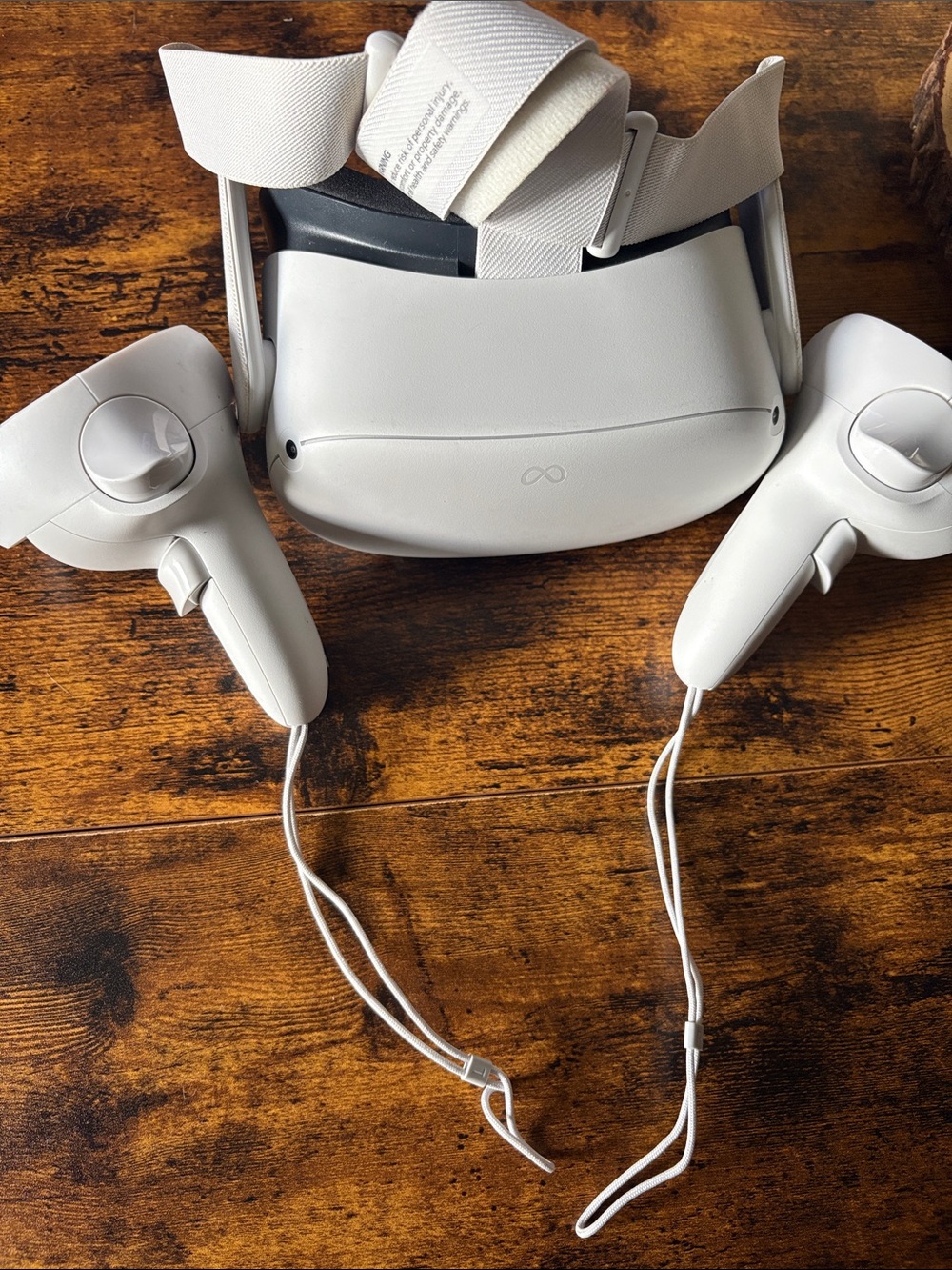 Oculus White Standalone VR Headset with White Controllers - Picture 3 of 3